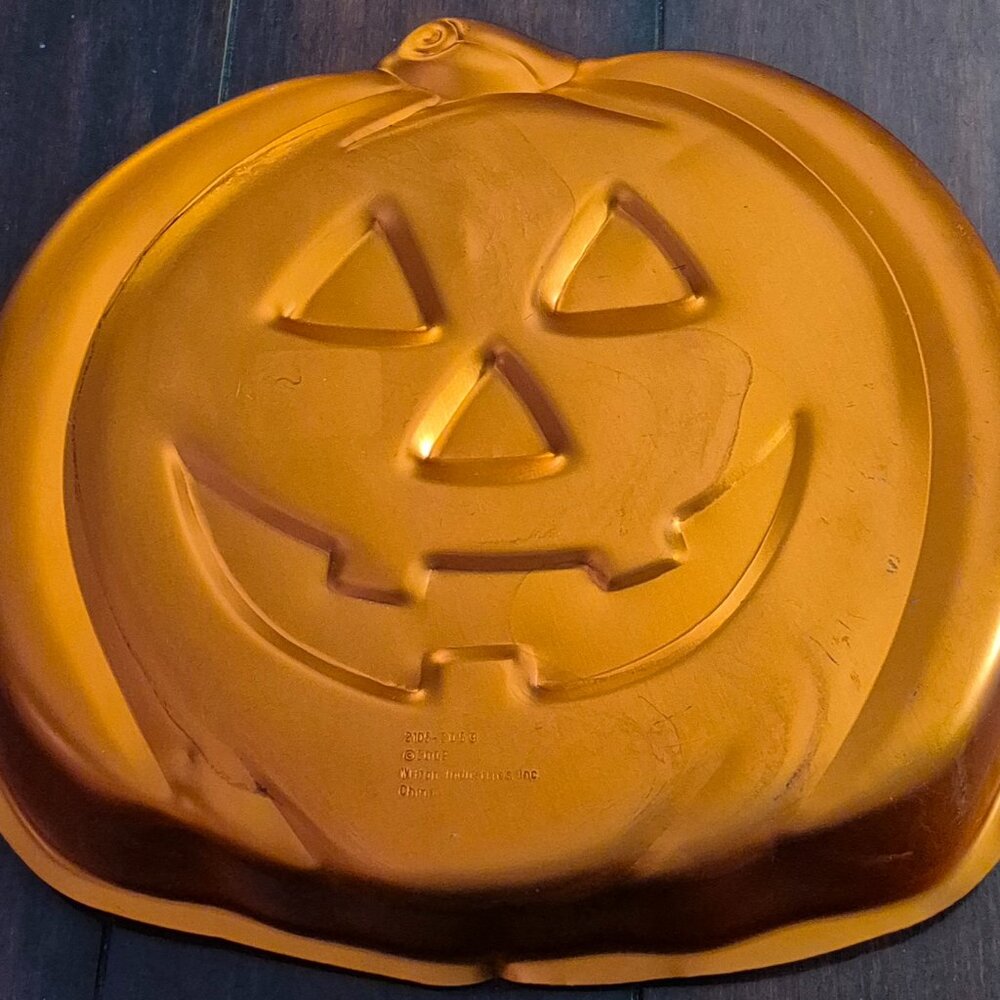 2002 Wilton Orange Pumpkin Cake Pan #2105-2059 Cute Halloween Bakeware GUC